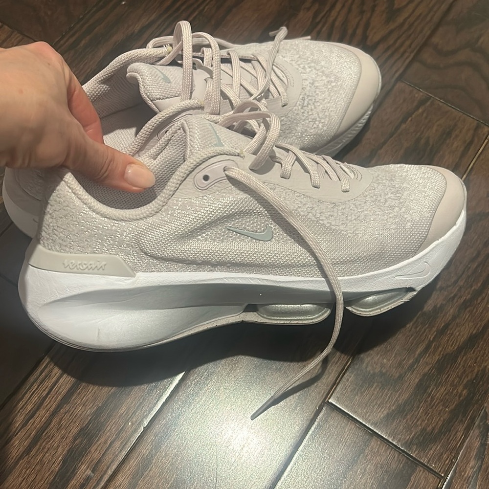 NIKE VERSAI TRAINING SHOE - WOMENS SIZE 7,5